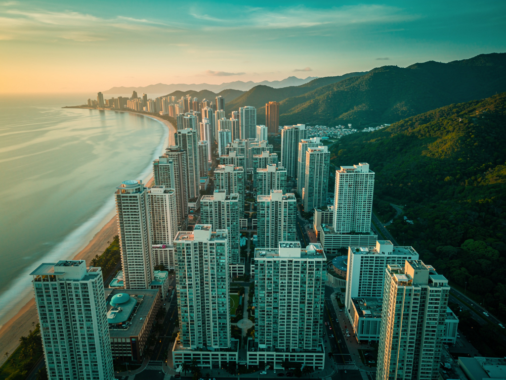 Introdução ao mercado de imóveis de luxo em Balneário Camboriú, contextualizando a cidade como destino imobiliário de alto padrão.